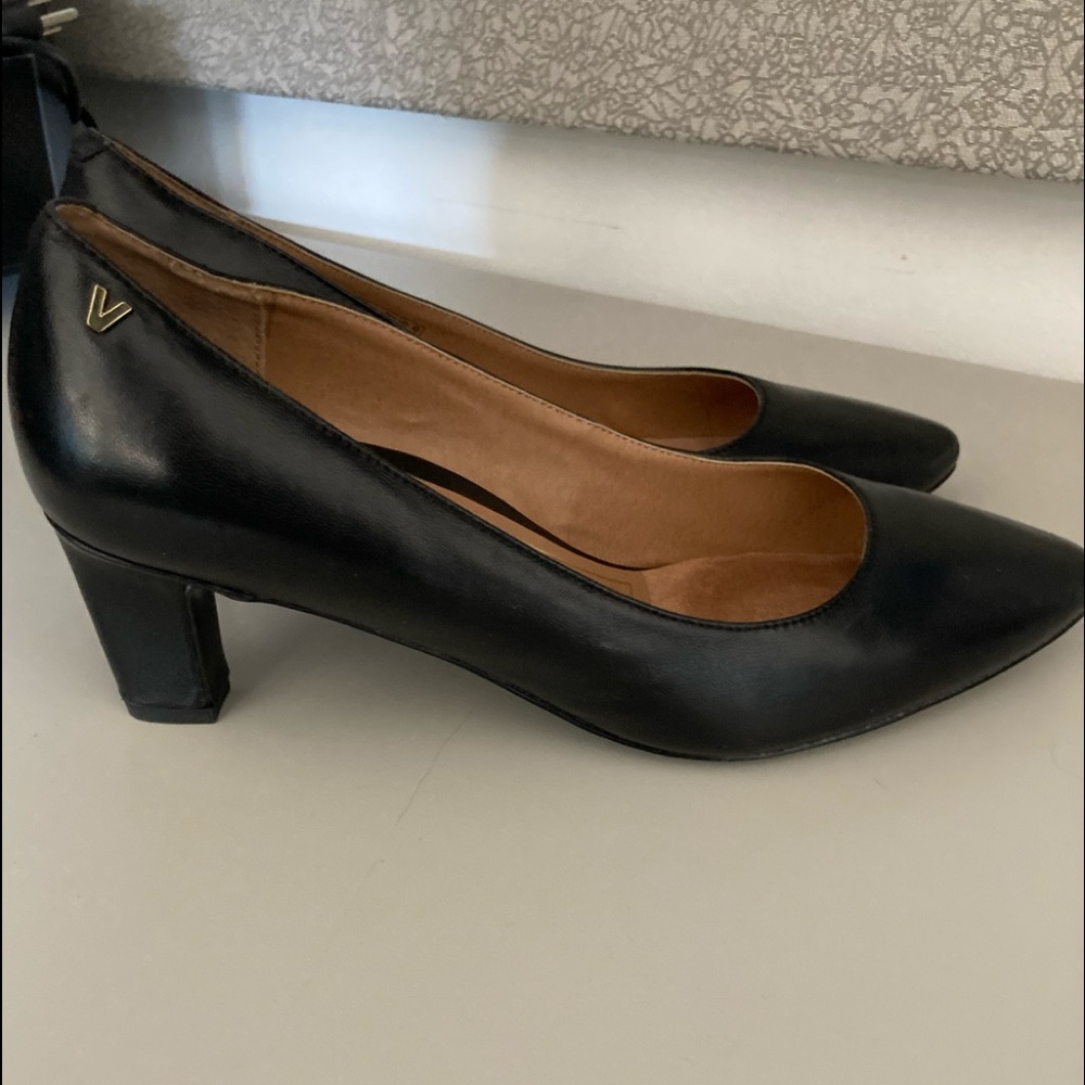 Vionic black heels